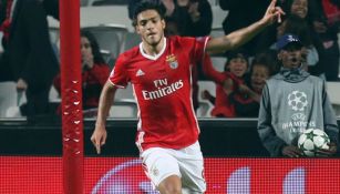 Raúl Jiménez celebra un gol con el Benfica