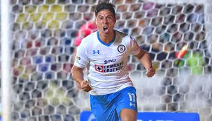 Jonathan Cristaldo festeja un gol con Cruz Azul 