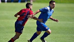 Chaco Giménez conduce balón en amistoso de Cruz Azul 