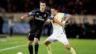 Sambueza pelea un balón con Lucas Vázquez