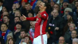 Ibrahimovic gesticula durante un partido con el United