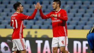 Raúl Jiménez celebra un gol con el Benfica