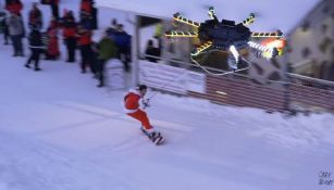 El dron remolca al esquiador vestido de Santa