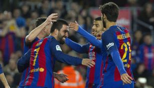 Jugadores del Barcelona celebran anotación de Arda