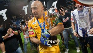 Óscar Pérez carga con orgullo el trofeo de Campeón del Clausura 2016