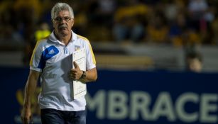 Ricardo Ferretti caminando por el campo previo a un partido de Tigres