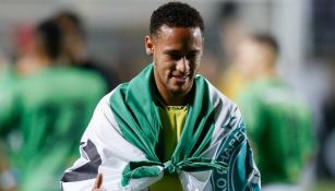 Neymar camina portando la bandera del Chapecoense