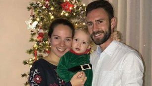 Miguel Layún, su esposa e hijo posan con su árbol de navidad