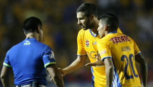 Los jugadores de Tigres reclamando una falta