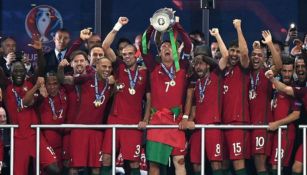 CR7 levanta el trofeo de Campeón en la Eurocopa 