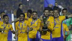 Jugadores de Tigres celebran con el título del Apertura 2016