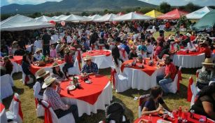 Momento de la comida en los XV de Rubí