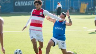 Pizarro defiende un balón en un entrenamiento en Verde Valle