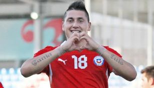 Nico Castillo celebrando un gol con la camiseta de la selección de Chile