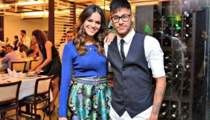 Neymar y Bruna Marquezine posando para foto