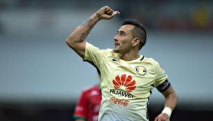 Rubens Sambueza celebra un gol con América