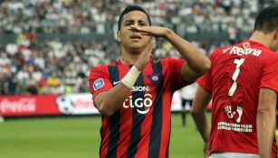 Cecilio Domínguez festeja un tanto con la camiseta de Cerro Porteño