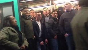 Hinchas del Chelsea, en el metro de París