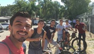 Jugadores de Chivas llegan en bicicleta a entrenamiento