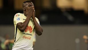 Darwin Quintero se lamenta en un partido de América