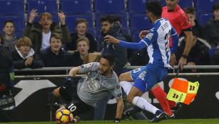 Diego Reyes defiende el ataque de Andone