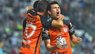 Lozano celebra uno de sus tres goles a León