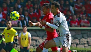 Márquez disputa un balón durante un Toluca-Atlas