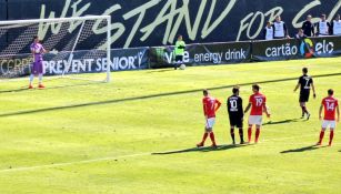 Chicharito previo a disparar un penalti en la Florida Cup