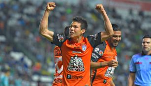 El Chucky Lozano celebra con el público de Pachuca un gol suyo