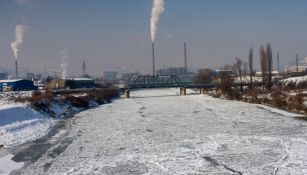 Un río de Bosnia completamente congelado tras la onda gélida que azotó Europa