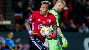 Dayro Moreno celebra un gol con Xolos