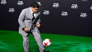 Maradona juega con un balón a su llegada a la gala 'The Best'