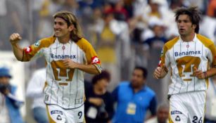 Bruno Marioni celebra un gol junto al Kikín Fonseca