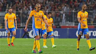 Jugadores de Tigres cabizbajos tras la primera mitad del juego contra Atlas