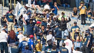 Aficionados de Pumas animan a su equipo en el juego contra Cruz Azul