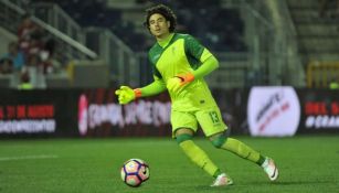 Guillermo Ochoa durante un juego con el Granada