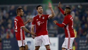 Xabi Alonso celebra un gol con sus compañeros del Bayern Munich