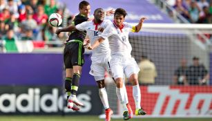 Bryan Ruiz disputa el balón contra Paul Aguilar