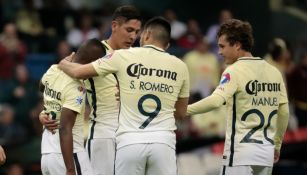 Jugadores de América festejan uno de los goles