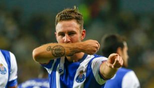 Miguel Layún festejando una anotación con el Porto