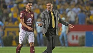 Ricardo La Volpe y Bruno Valdez en el partido contra Tigres