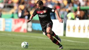 Javier Hernández conduce el balón en un partido del Bayer Leverkusen