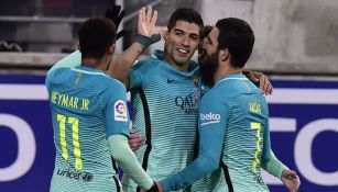 Suárez celebra su gol junto a Turan y Neymar