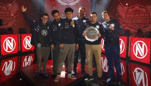 Team Envyus posa con el trofeo de campeonato