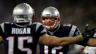 Tom Brady celebra con Hogan una de las anotaciones