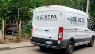 Una ambulancia de la Semefo en una narcofosa