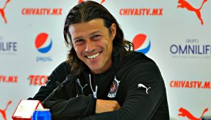 Almeyda sonríe en una conferencia de prensa de Chivas