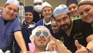 Nahuel Guzmán se toma una selfie con el cuerpo médico que lo atendió