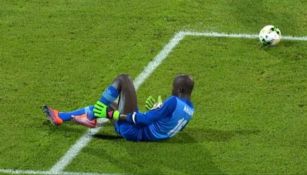 Khadim N'Diaye finge una lesión durante juego Senegal vs Argelia