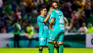 El Hobbit celebra con sus compañeros en el duelo contra Necaxa